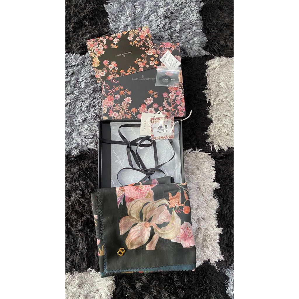 BS Buttonscarves Special Edition - Preloved - Farra Scarves Voile - Black Petunia