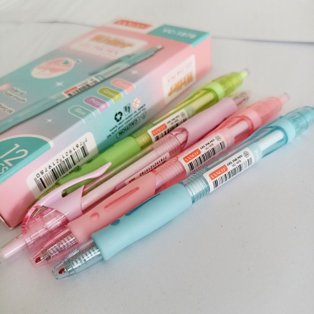 

1 Pak Pulpen Gel Vanco Pastel 0.5mm – Tinta Hitam Halus, Warna Body Lucu, 1 Pack Isi 12 Pcs | VC-1978