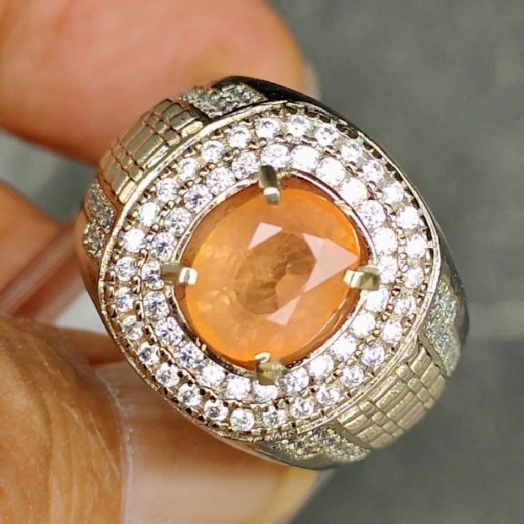 Natural 3.29 Carats Yellow Sapphire (Imperial Color) Sertipikat Heated (Heated-a)