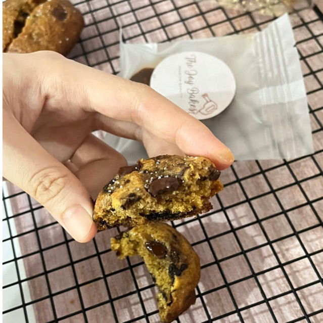 

JOY SOFT BAKED CHOCOLATE CHIPS COOKIES Per Pcs PREMIUM QUALITY CRISPY CHEWY SNACKS COOKIES MEDAN COOKIES CEMILAN MEDAN