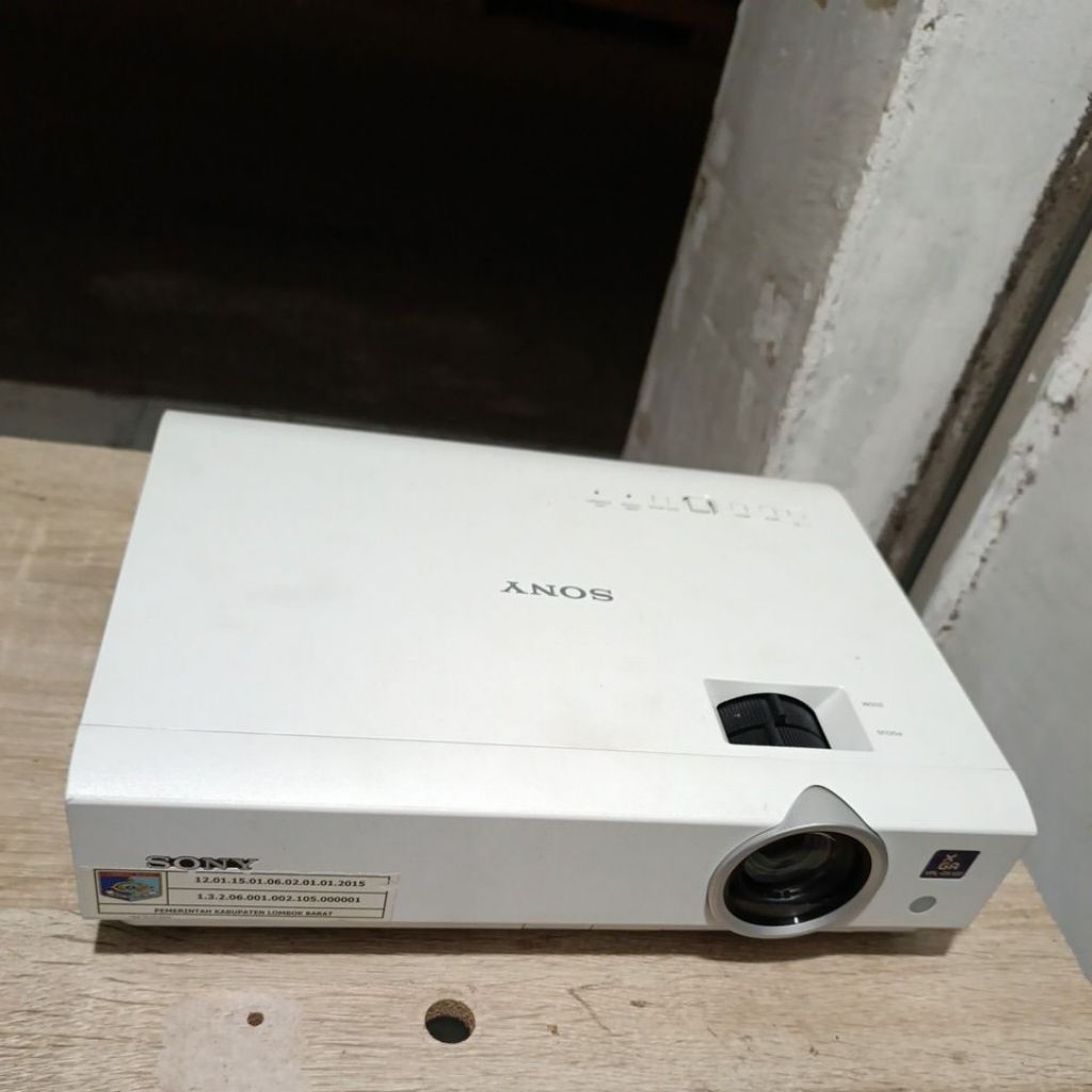 Proyektor Sony  VPL-DX122 ( minusan )