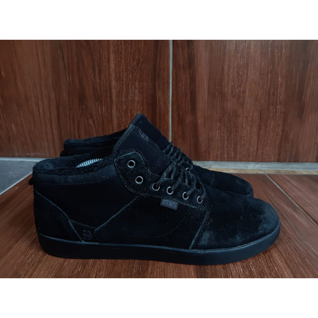 SEPATU ETNIES SUEDE SIZE 44