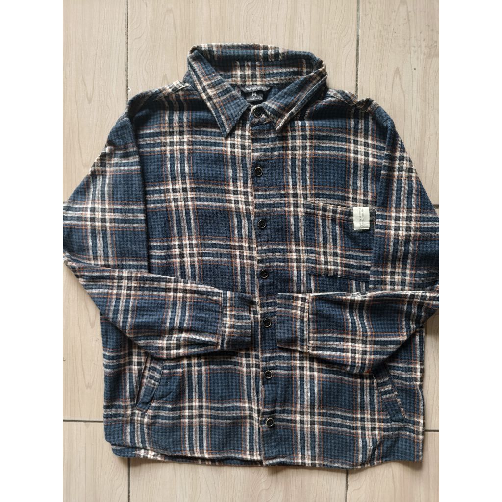 Kemeja Outer 3 Saku Merek WU Project Bahan Flanel Motif Kotak Kotak Warna Gelap Warna Navy Gelap Gar