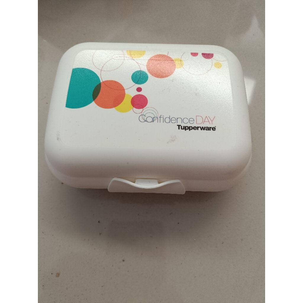 Tupperware Confidence Oyster