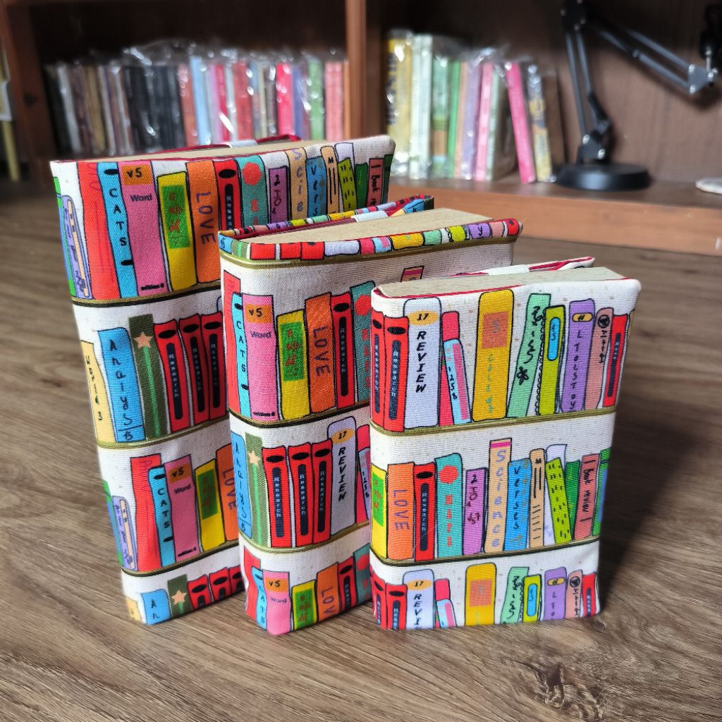 

Sampul Buku Motif Fun Bookshelf
