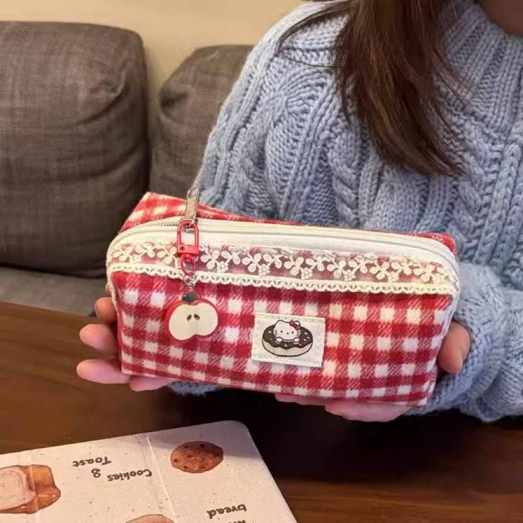 

[PREORDER] Tempat Pensil Hello Kitty Kotak 18x7x7 cm – Motif Kotak Merah