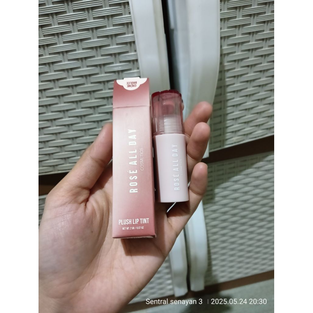 ROSE ALL DAY Plush Lip Tint creme brulee
