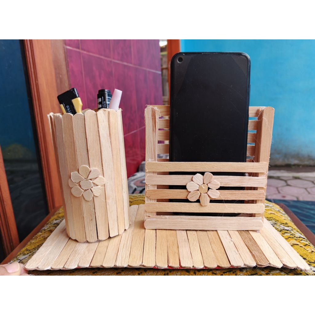 

Prakarya barang bekas tempat pensil dari stik es krim