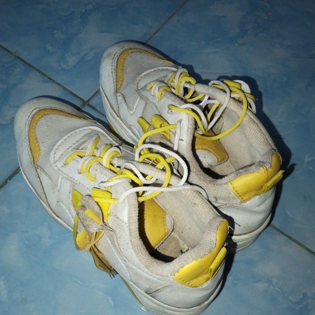 Preloved sepatu sekolah