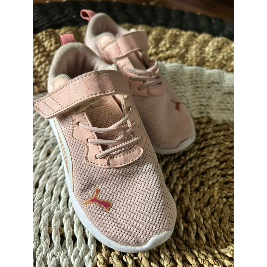 Preloved Puma kids shoes original size 27