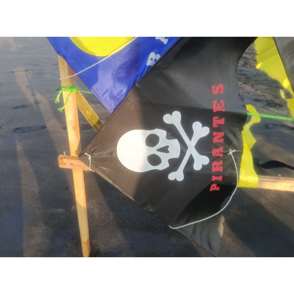 layangan pirates layang layang dari kain termurah