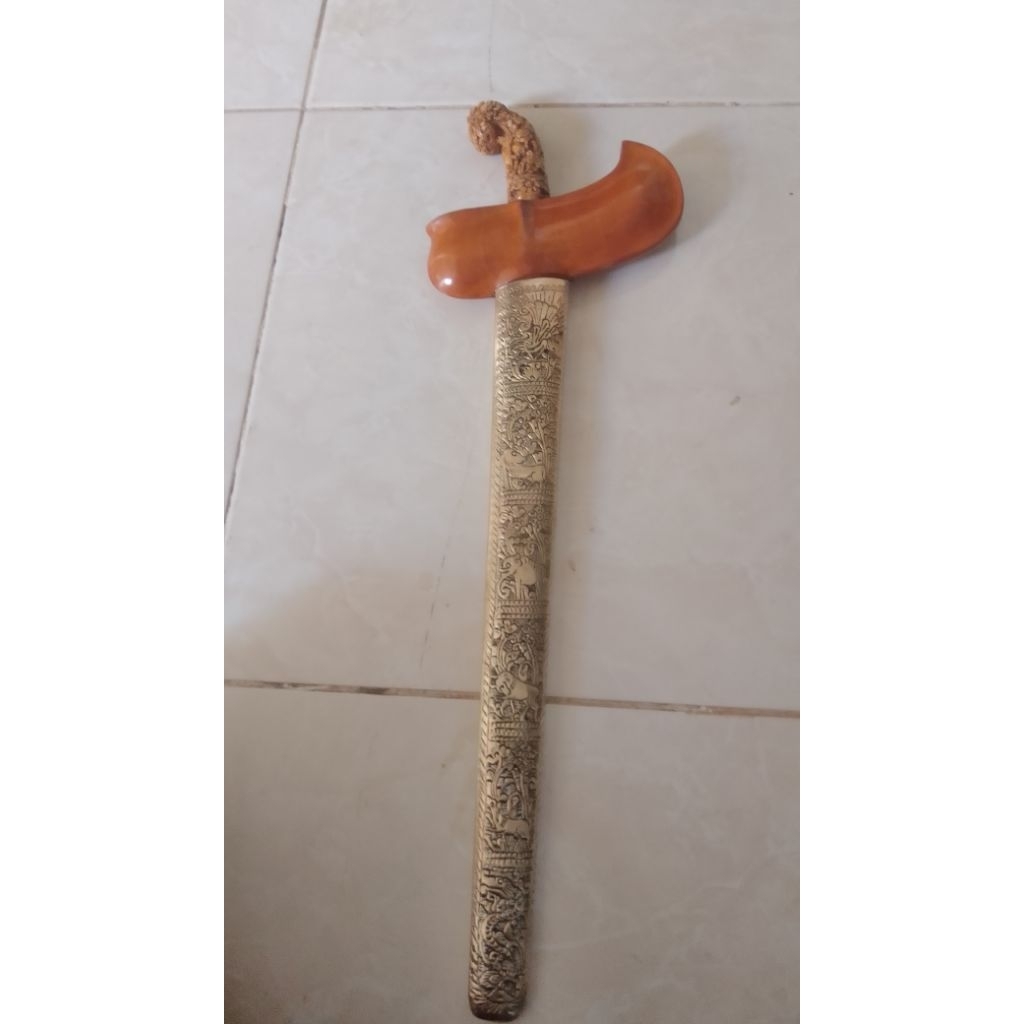 warangka lawasan gayaman solo untuk keris corok. Panjang 44,5cm. Pendok kuningan sepuh perak. deder 