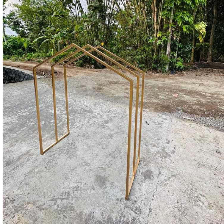 STANDING SEGITIGA GUBUKAN PRASMANAN DEKORASI 01