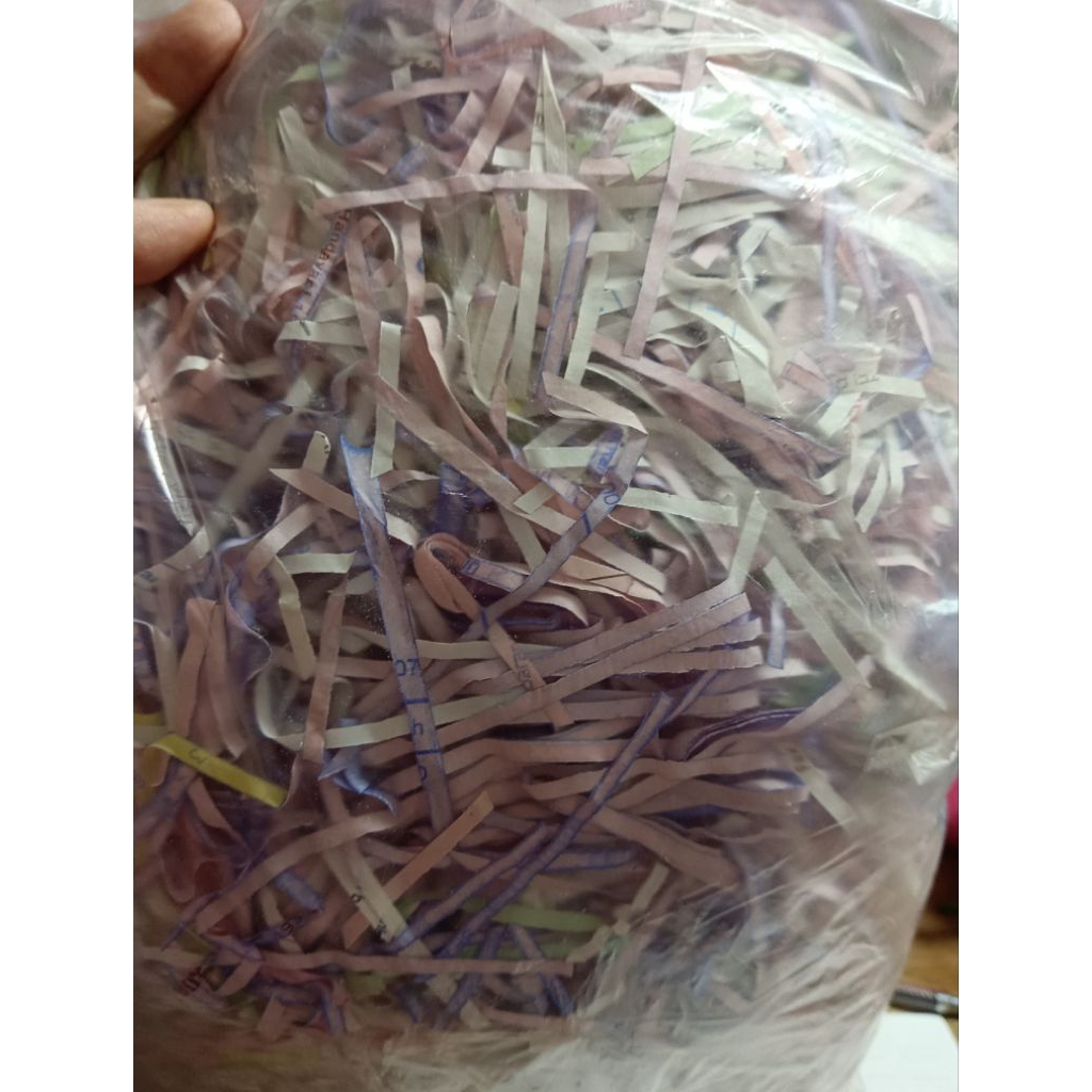 

Shredded kertas serut kertas cacah kertas warna warni isian gift box