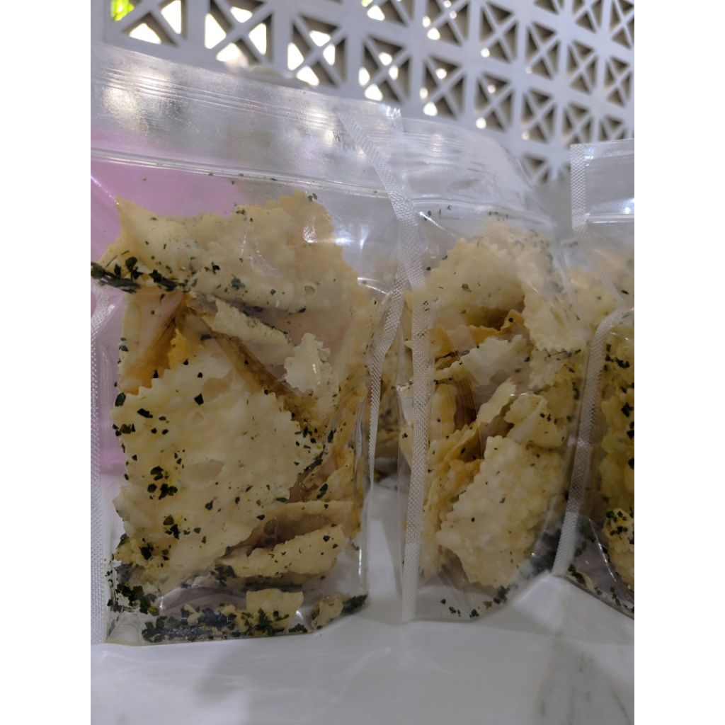 

keripik kue bawang rempah daun jeruk