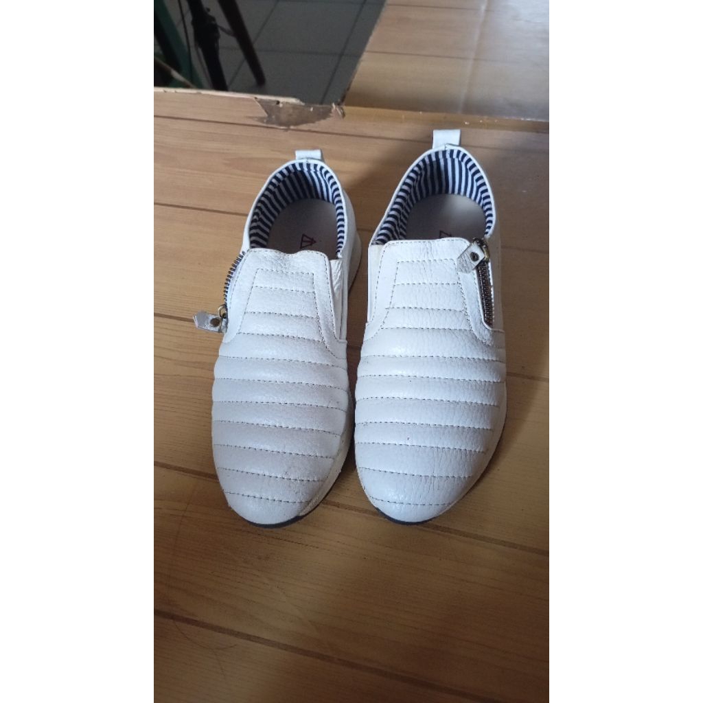 Sepatu kulit putih size 38