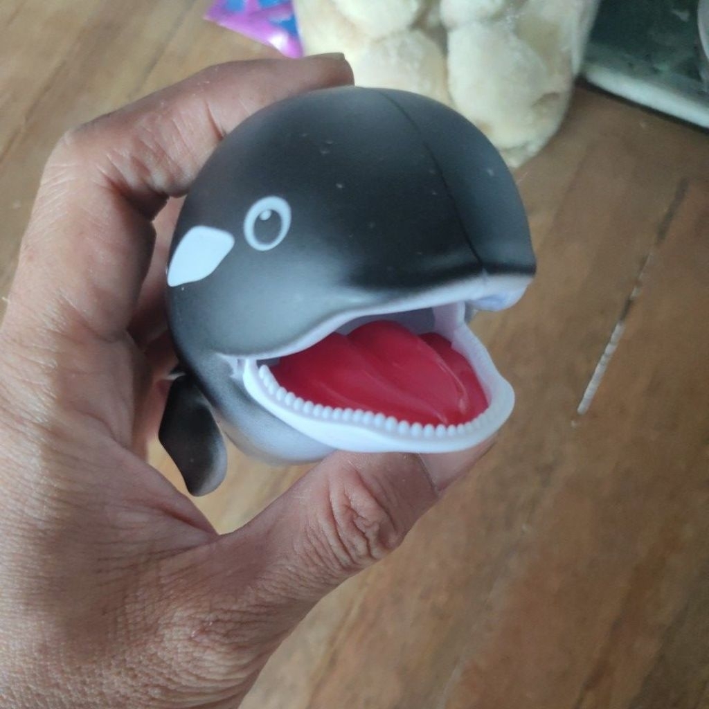 mainan paus pembunuh artikulasi mulut