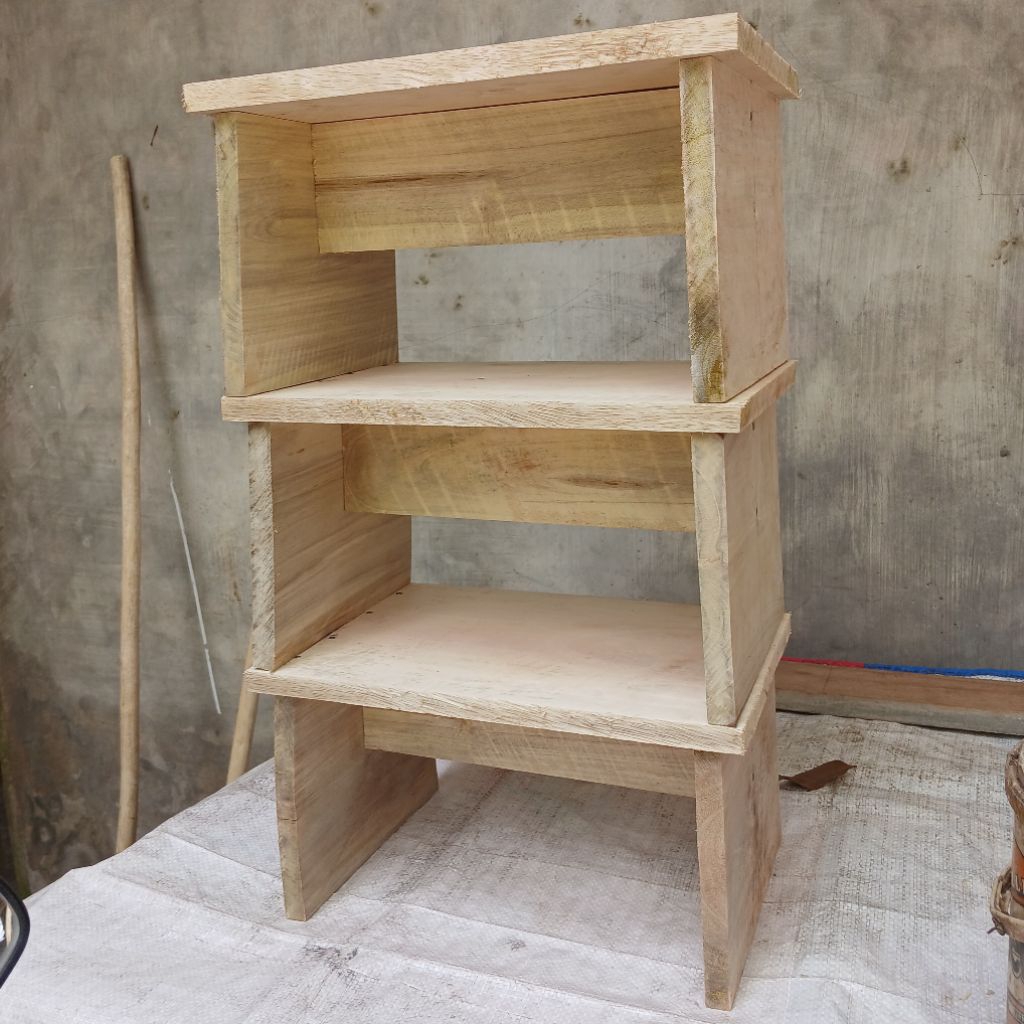 Kursi kayu pendek . kursi kecil jongkok. Dingklik kayu . Tempat duduk kecil