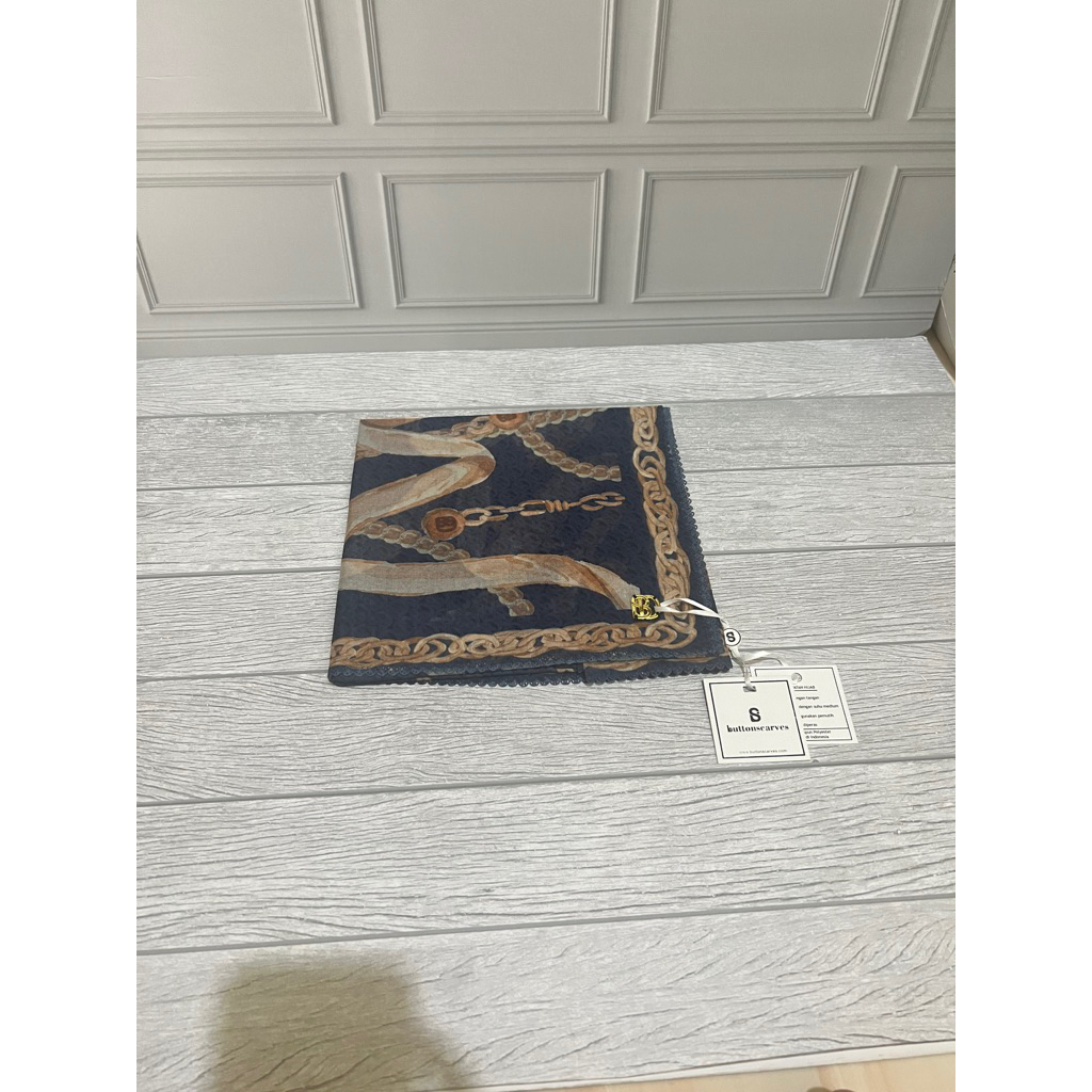 Chain series 1 buttonscarves saphire