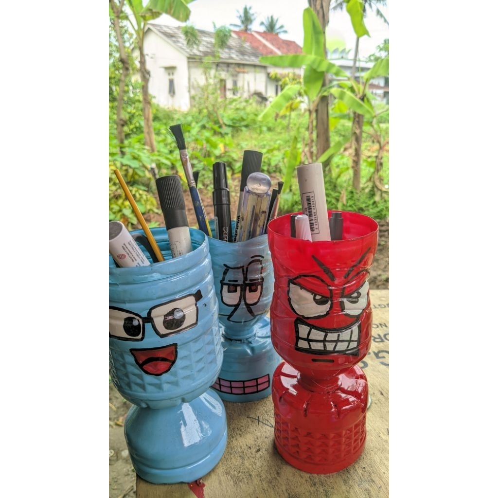 

prakarya tempat pensil /vas bunga dari botol daur ulang