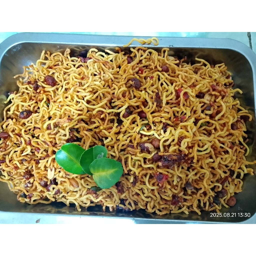 

cemilan mie kacang pedas, manis, gurih