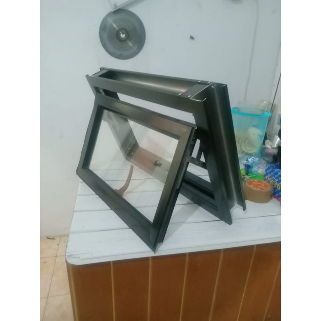 Jendela  aluminium T30x L50 sirkulasi udara,kamar mandi kamar tidur  ,ventilasi lubang angin,free pa