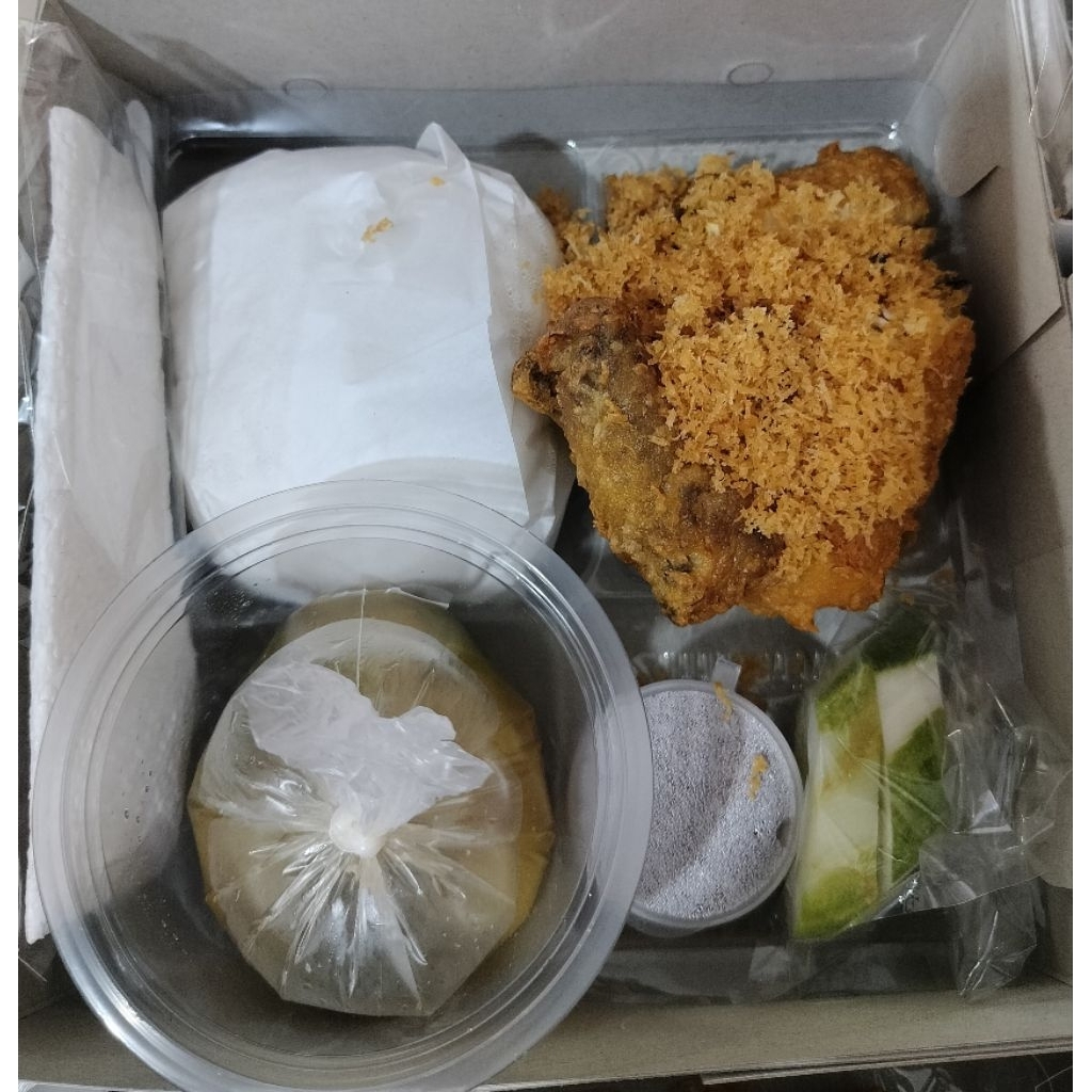 Nasi ayam goreng penyet