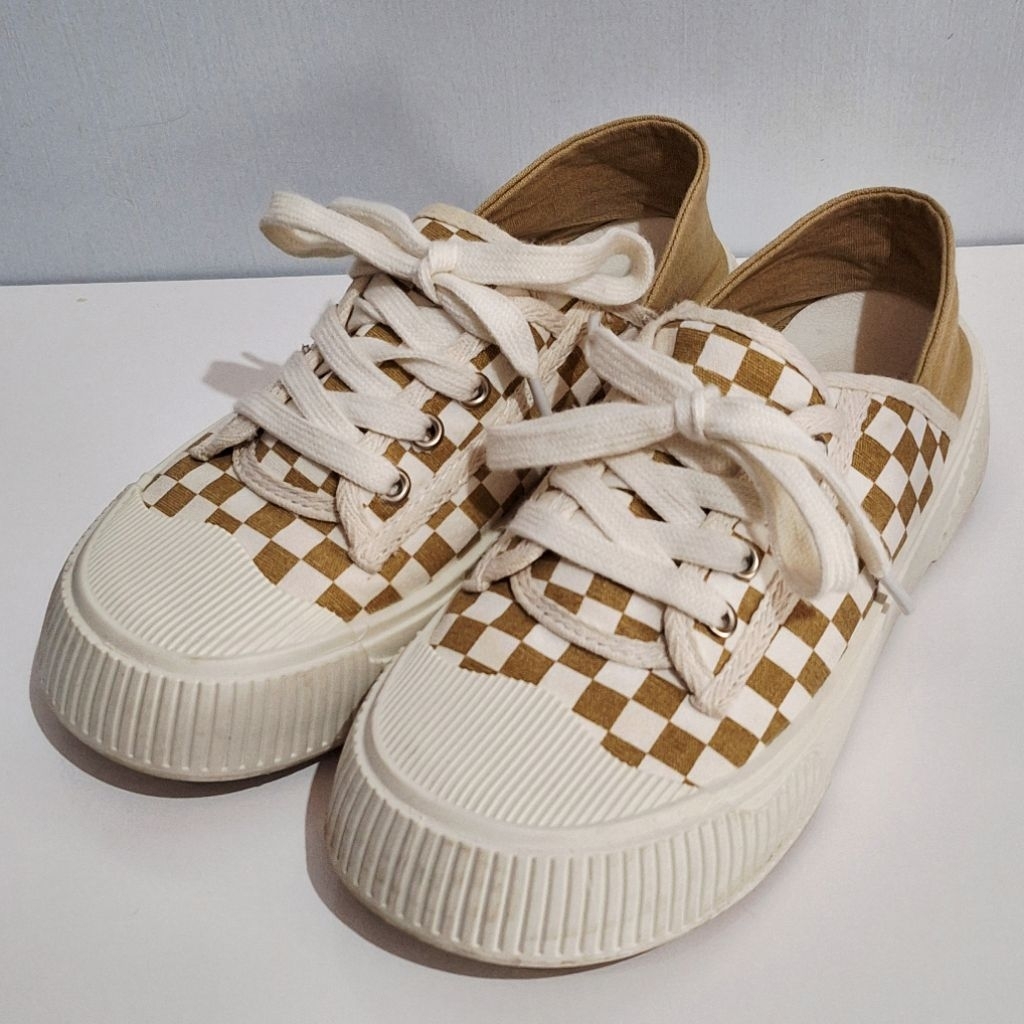 PRELOVED sepatu sneakers wanita merk Donatello motif kotak-kotak canvas warna cream