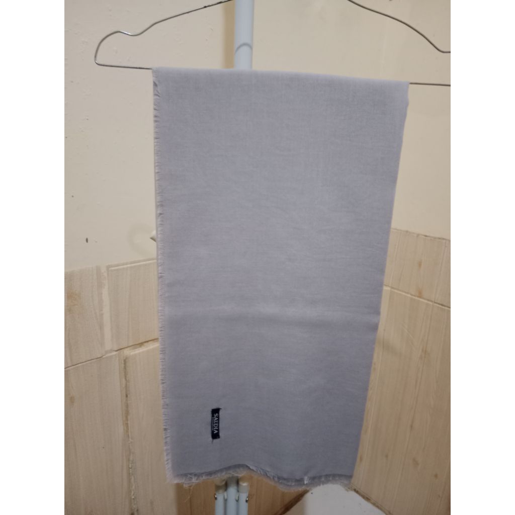 Kerudung Segi empat Saudia Warna Abu Muda