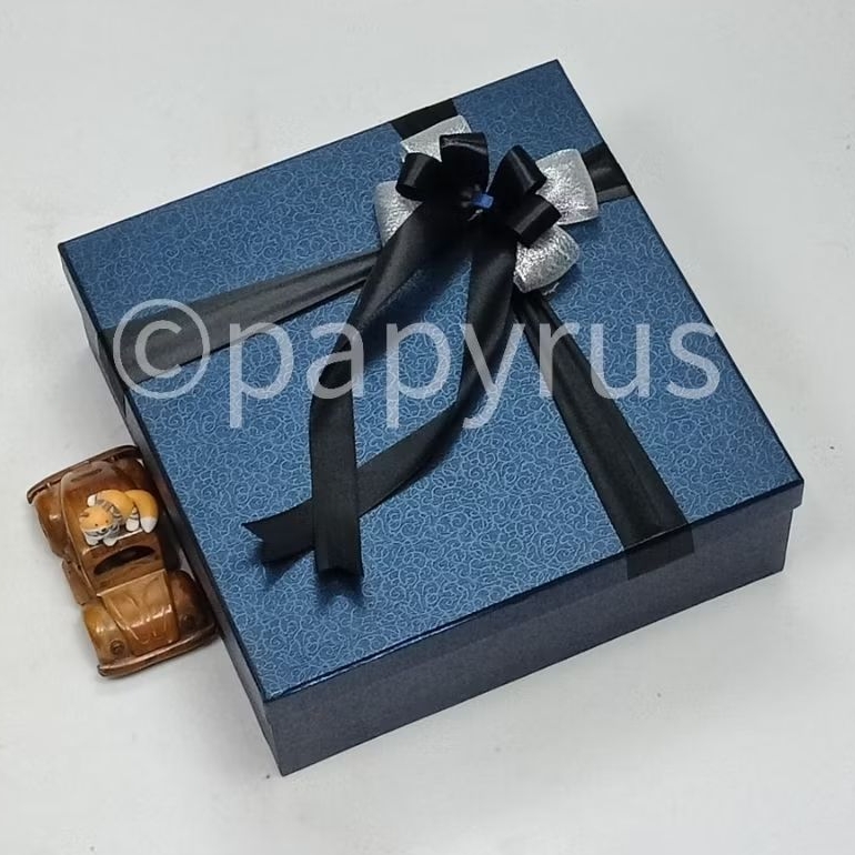

PAPYRUS 30x30 Tinggi 10cm Kotak Kado Gift Box Hardbox Hampers V2