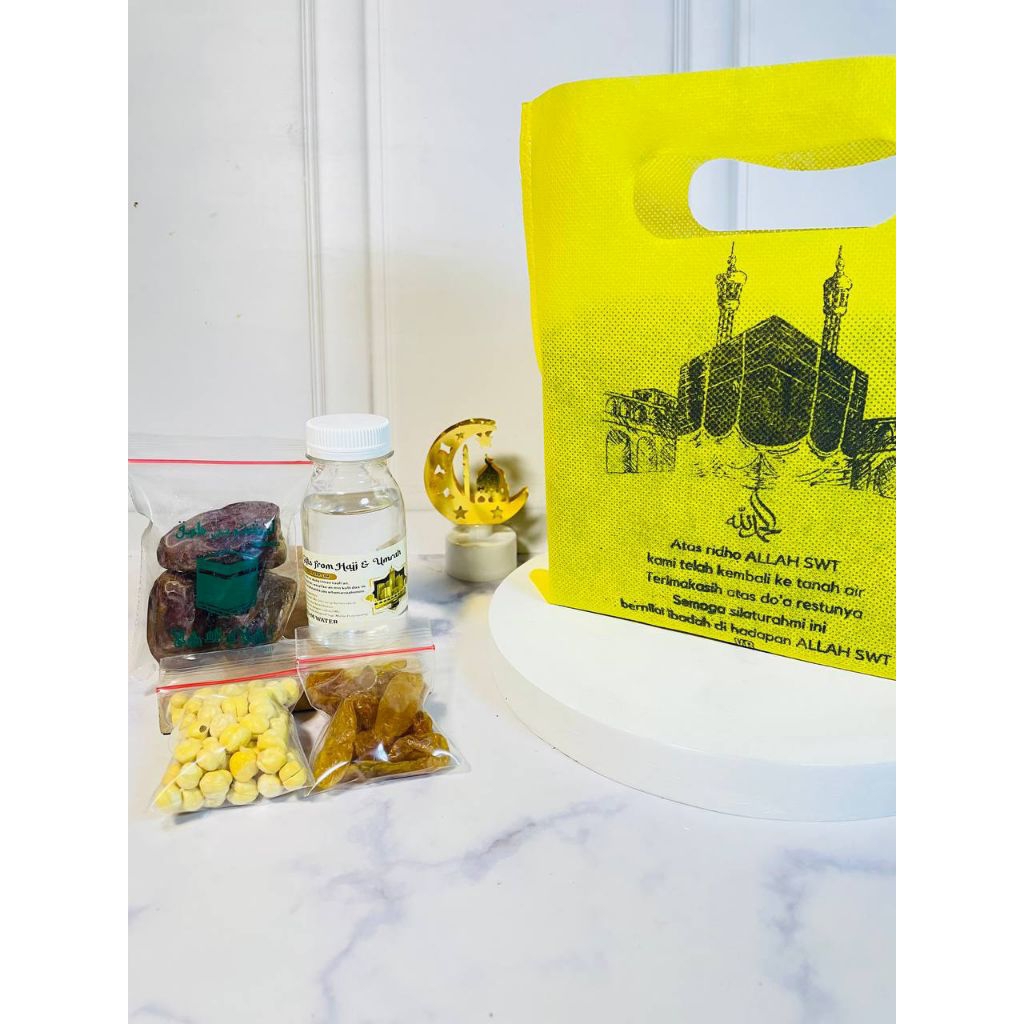

Paket Souvenir Gift Hampers Oleh-oleh Haji Dan Umroh Tas Totebag Jinjing Spunbond Lengkap Isi Air Zam-zam 50 Ml