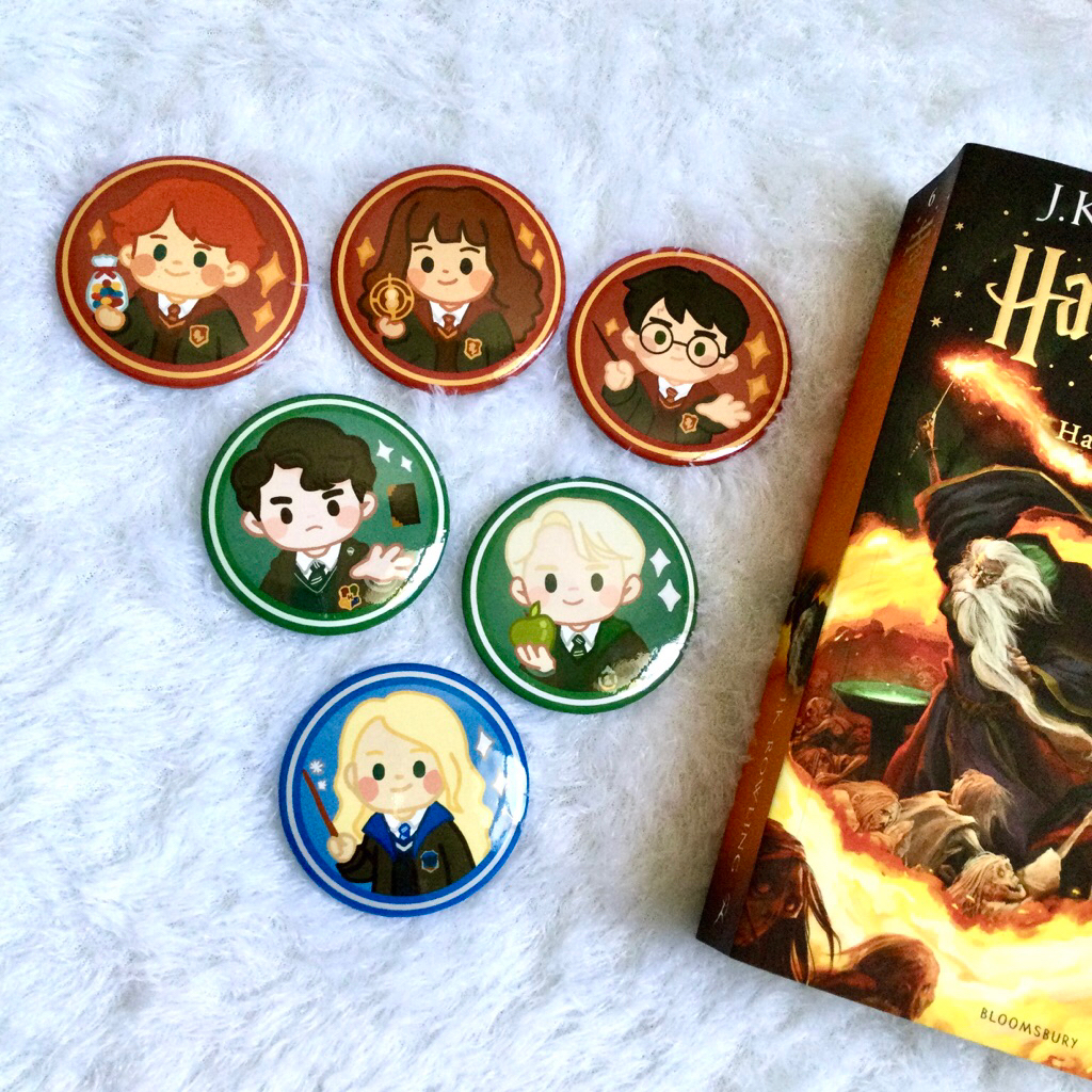 Pin and Handmirror set Harry Potter characters chibi cartoon unofficial fanmerch and fanart by Riddl