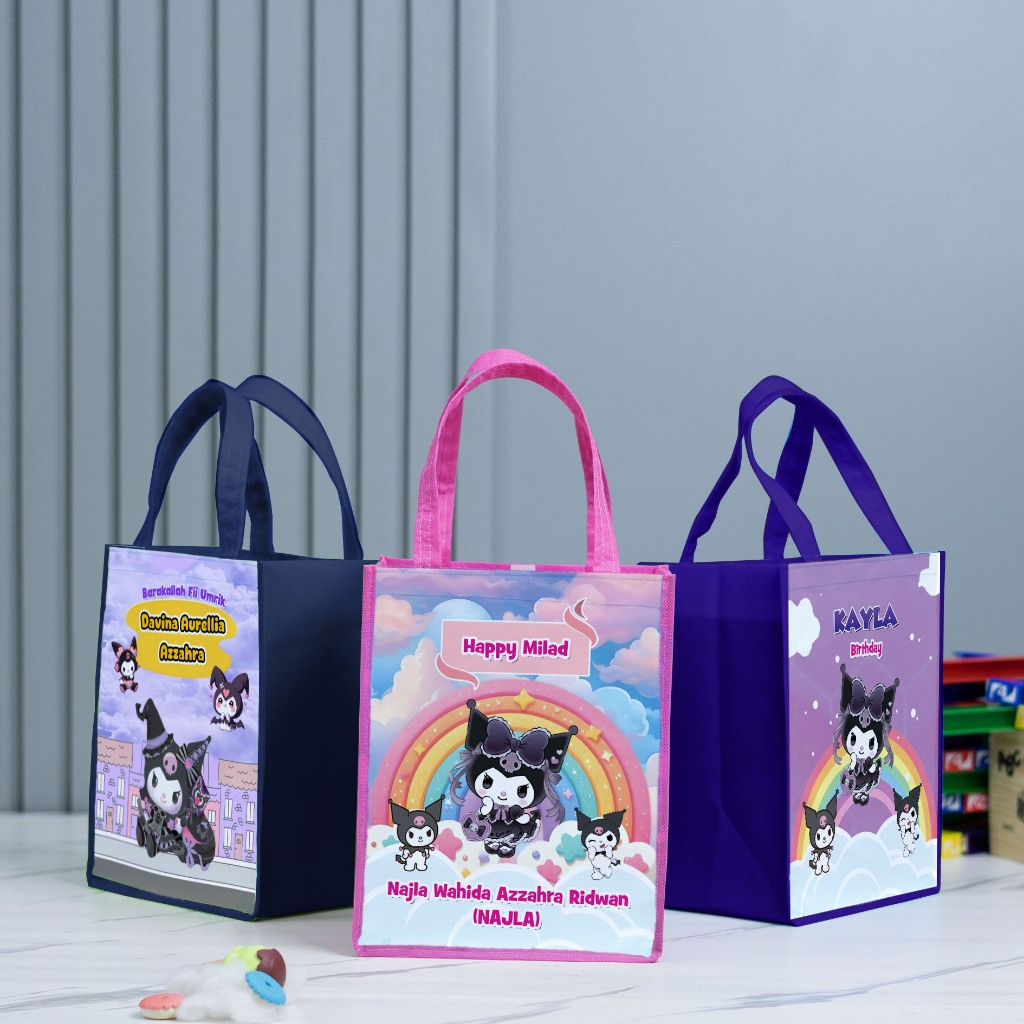 

Custom Ukuran Potrait Motif Kuromi, Tas Ulang Tahun Anak Bisa Pakai Nama 2 Hari Jadi