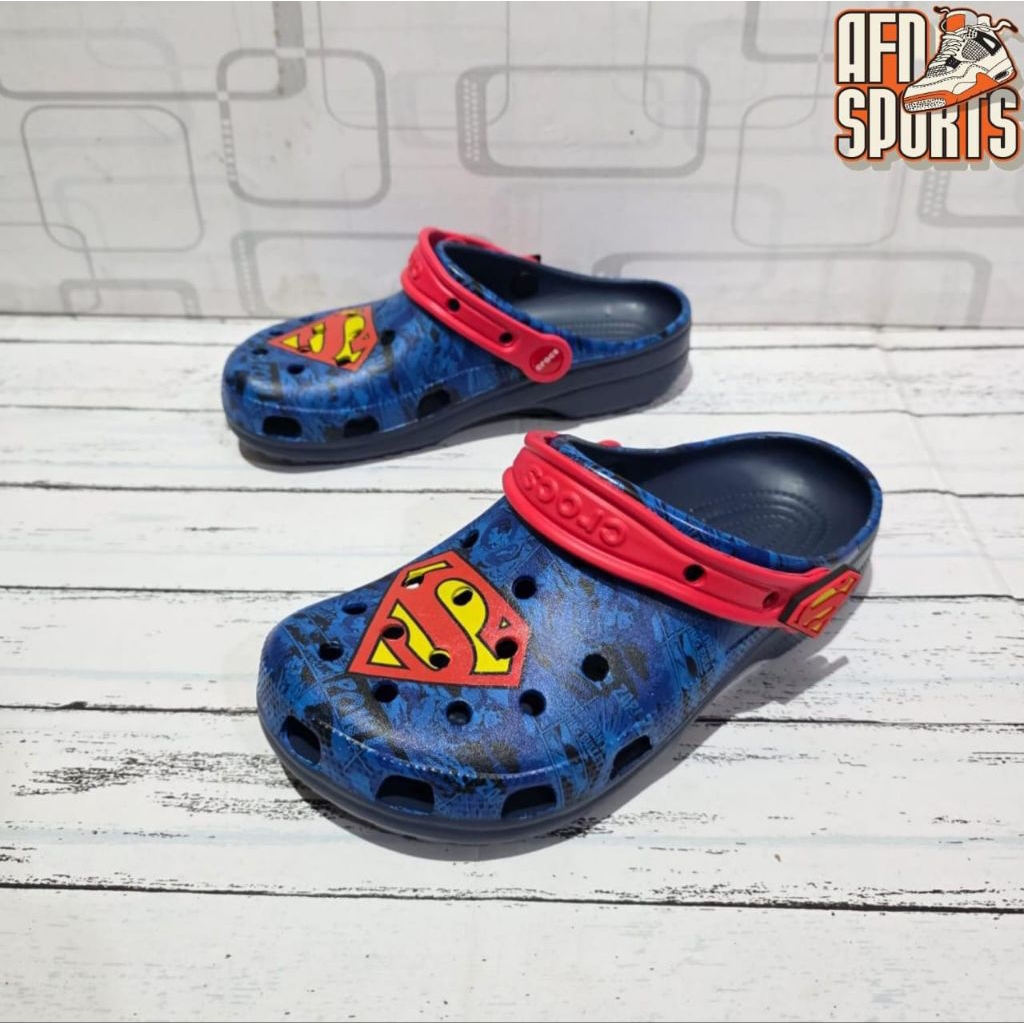 SALDAL CROCS SUPERMAN-CROCS SUPERMAN LAKI-LAKI/WANITA-CROCS SUPERMAN DEWASA