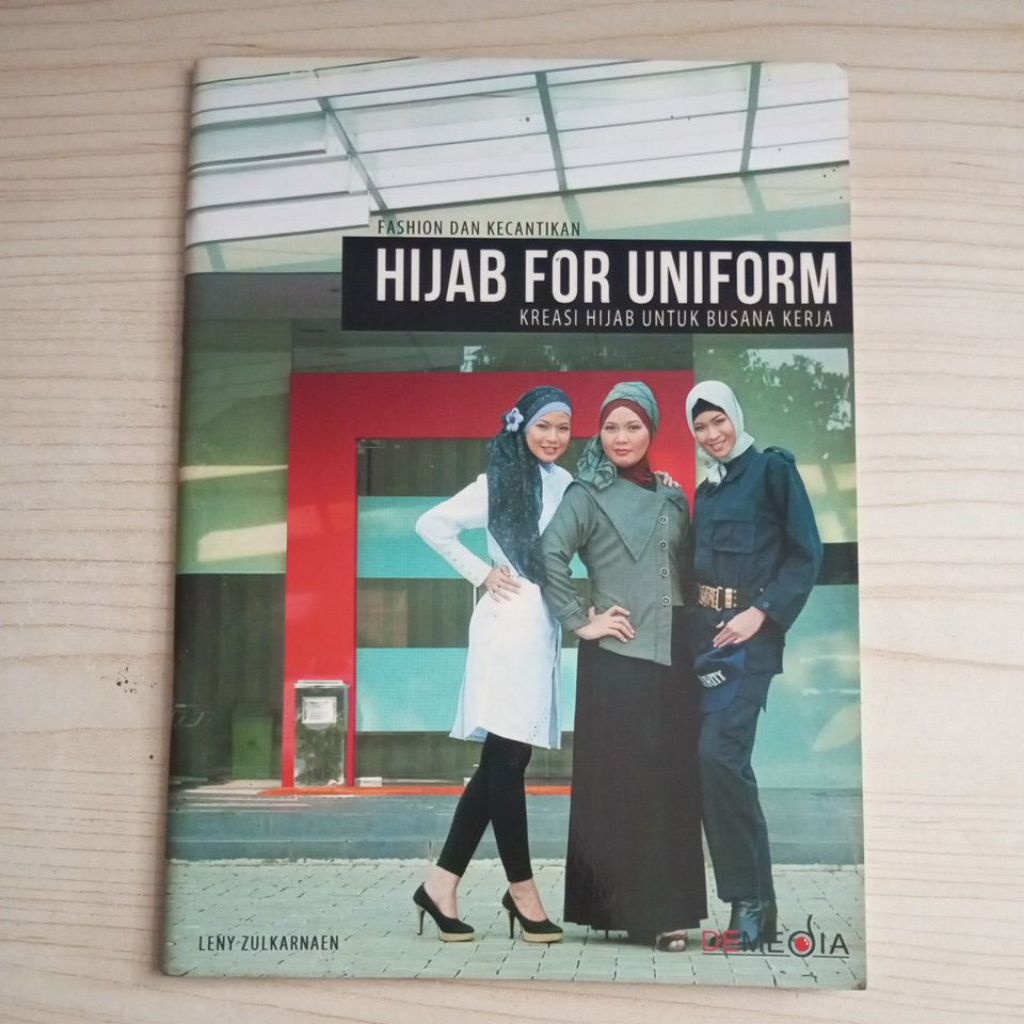 BUKU FASHION DAN KECANTIKAN HIJAB FOR UNIFORM KREASI HIJAB UNTUK BUSANA KERJA