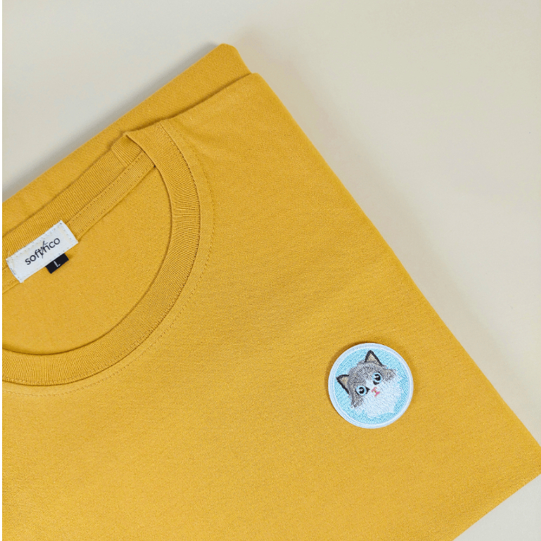 Kucing Abu Abu Imut Kaos Bordir Stiker Kucing Imut - Tshirt Polos Unisex Soft Cotton Sticker cowok c