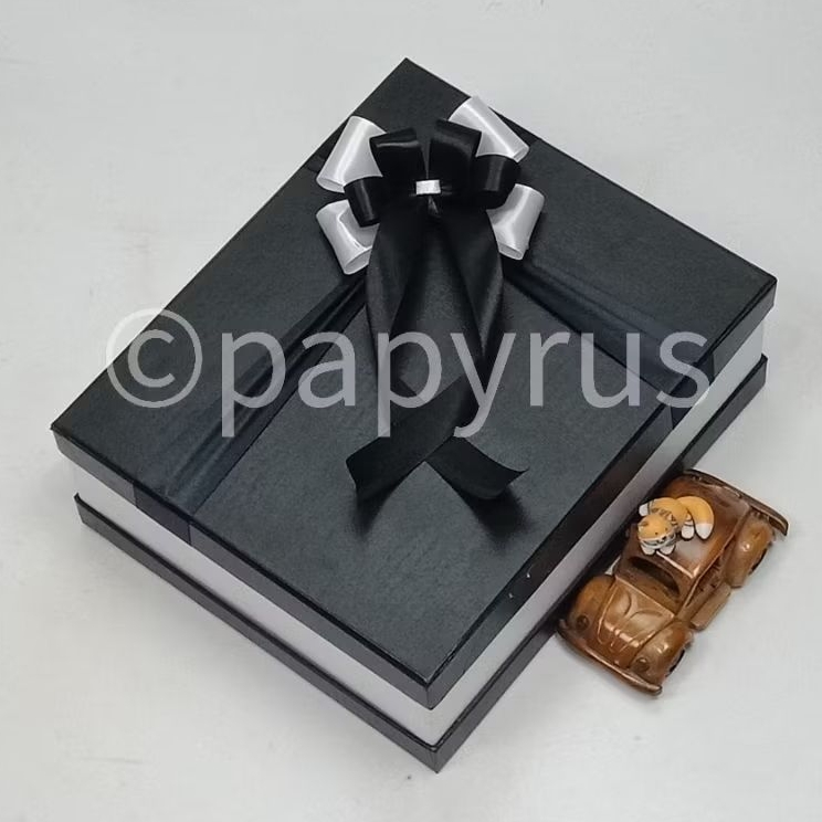 

PAPYRUS Sandwich 25x30 Tinggi 10cm Kotak Kado Gift Box Hardbox Hampers V2