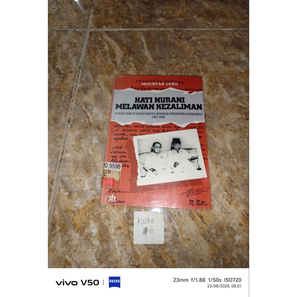 Buku Hati nurani melawan kezaliman surat surat bung hatta kepada Presiden soekarno 1957-1965 by Moch