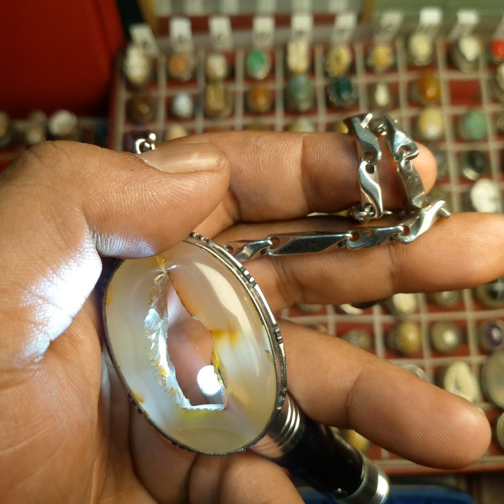 Liontin batu yakult combong