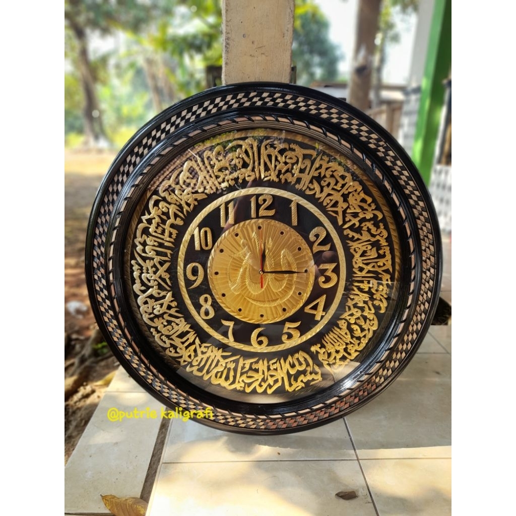 kaligrafi jam dinding kaligrafi ayat kursi hitam kombinasi gold diameter 75 terbuat dari kayu jati/l