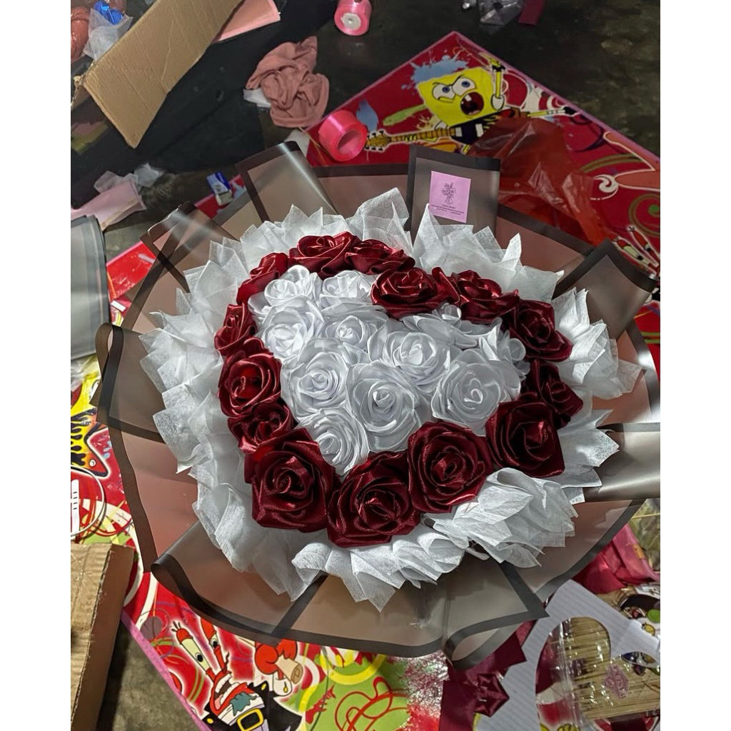 

buket pita satin bentuk love merah mix putih 25 tangkai