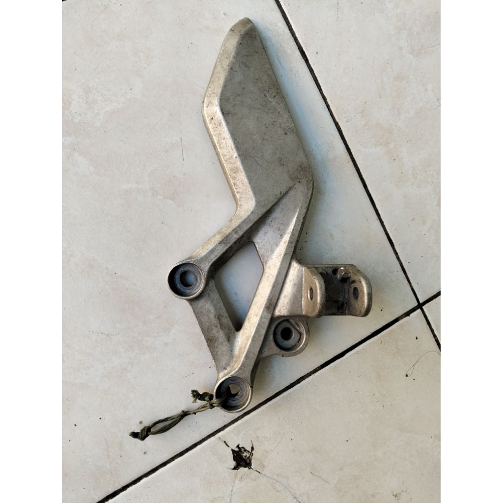 Foot step DEPAN CBR 150R sebelah kiri, foot step depan sebelah kiri CBR 150R original copotan kode K