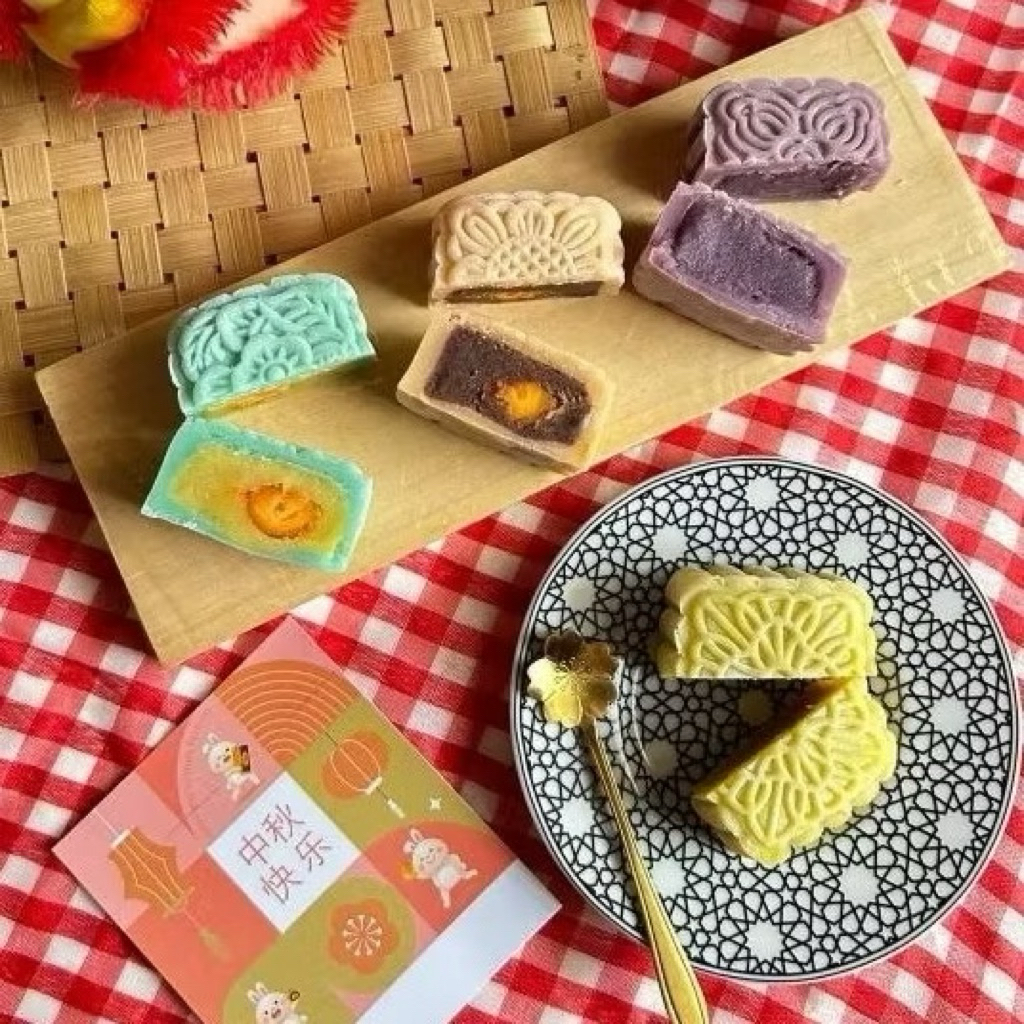 

Kue bulan / Moon cakes / mooncake snow skin isi 4 / snow skin mooncake