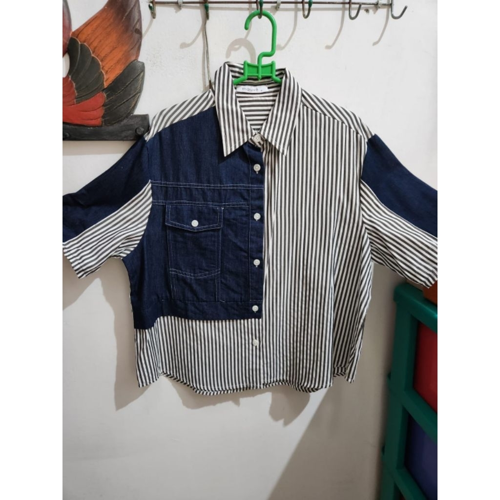 Kemeja denim garis-garis putih