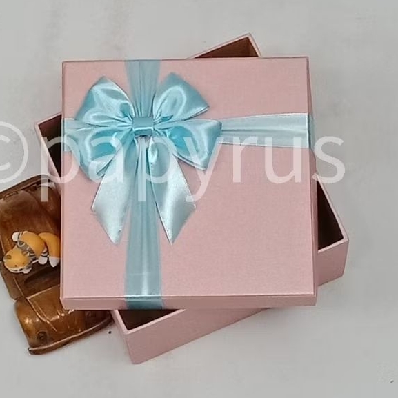

PAPYRUS 17,5x17,5 Tinggi 5cm Kotak Kado Gift Box Hardbox Hampers V1