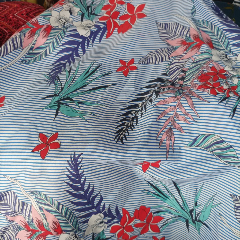 Kain Katun Motif Bunga Tropis Garis Biru – Bahan Adem & Lembut (Harga Kain Per½ Meter)