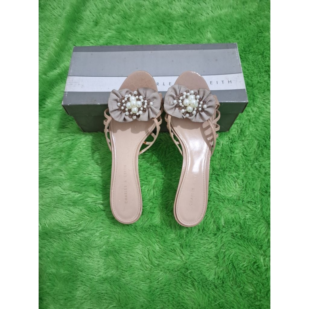Sandal heels wanita Charles and Keith coklat muda/ cream size 36