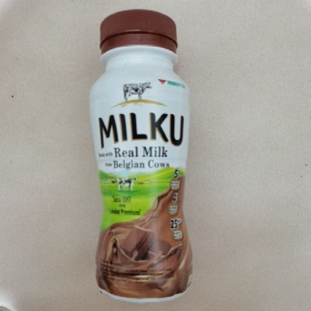

MILKU. Made with Real Milk from Belgian Cows. Susu UHT rasa Cokelat Premium. Isi Bersih 200ml. WINGSFOOD.