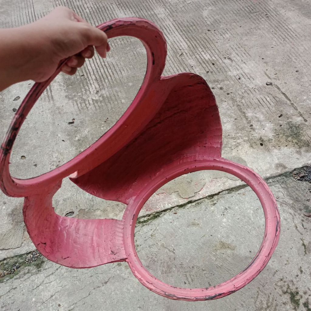 ayunan ban bekas warna pink