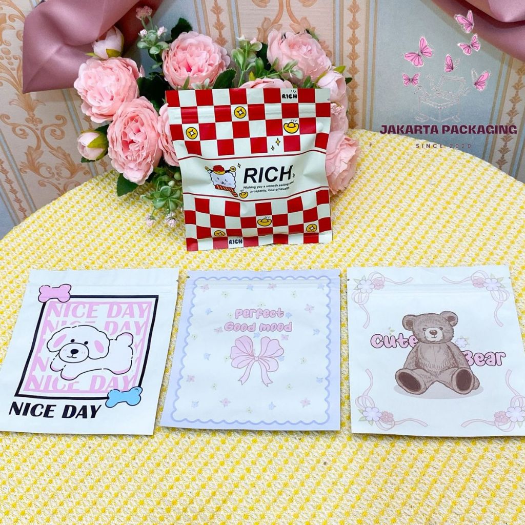 

Zipper Pouch Lucu Karakter Anjing, Beruang, Pita, dan Kotak – Kemasan Snack & Gift Jakartapackaging MN-1931